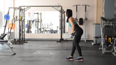 güzel kız dumbbells ile egzersizleri yapıyor uygun