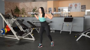 güzel kız dumbbells ile egzersizleri yapıyor uygun