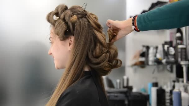 Krásná brunetka v salon krásy a kadeřnictví — Stock video