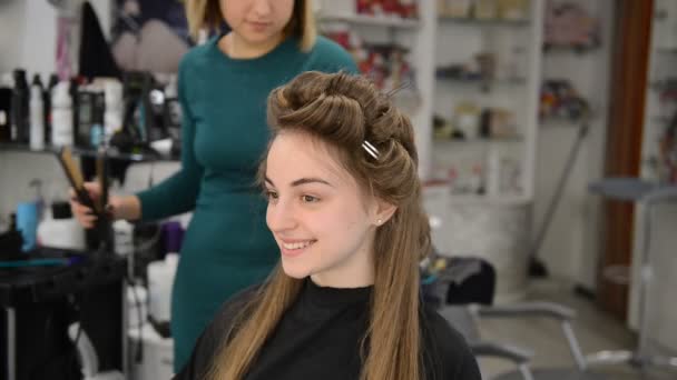 Krásná brunetka v salon krásy a kadeřnictví — Stock video