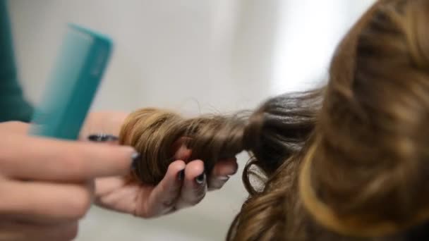 Hermosa morena en salón de belleza y peluquería — Vídeo de stock