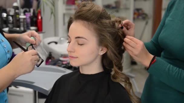 Linda morena no salão de beleza e cabeleireiro — Vídeo de Stock