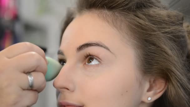 Visagist maakt modellen oog make-up — Stockvideo