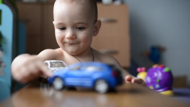 Toddler chłopiec bawi się zabawkami samochodów — Wideo stockowe