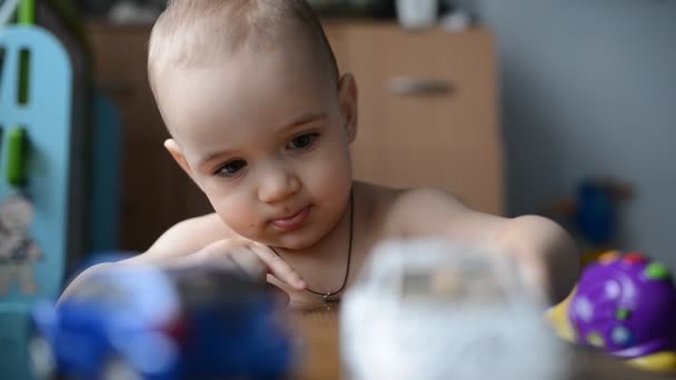 Menino brincando com carro de brinquedo — Vídeo de Stock