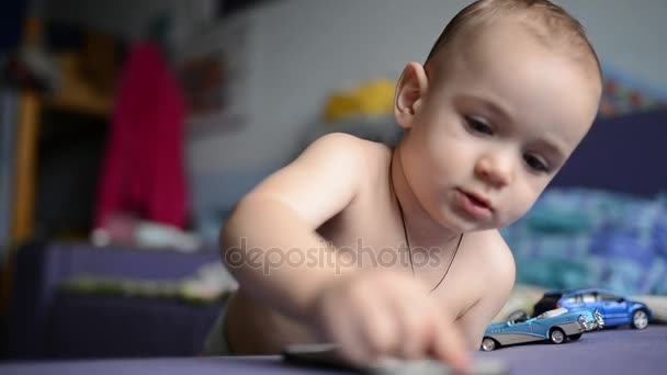 Criança jovem brincando com smartphone — Vídeo de Stock