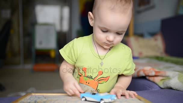 Μικρό παιδί αγόρι παίζει με αυτοκίνητο παιχνίδι — Αρχείο Βίντεο