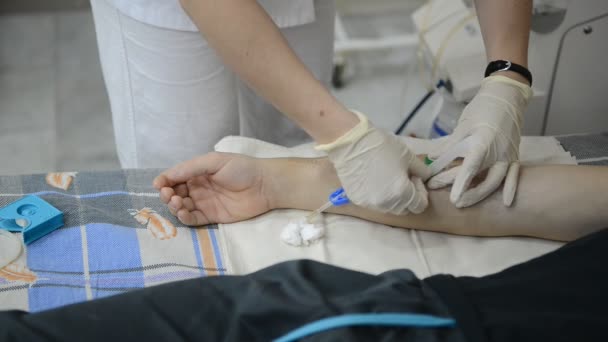 Enfermera prepara a los pacientes brazo para la diálisis — Vídeos de Stock