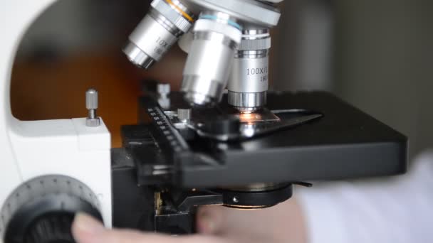 研究室で顕微鏡を使う科学者 — ストック動画