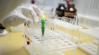 Laboratuvarda analiz yapma doktor