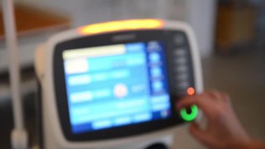 Doktor adam tıbbi cihaz monitör ile ayarlar.