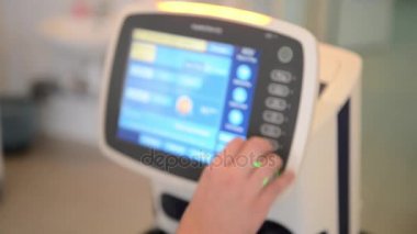 Doktor adam tıbbi cihaz monitör ile ayarlar.