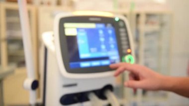 Doktor adam tıbbi cihaz monitör ile ayarlar.