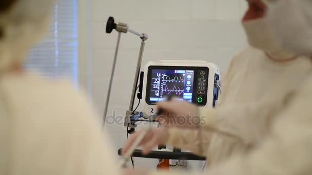Monitoramento em sala de operação com cirurgiões — Vídeo de Stock