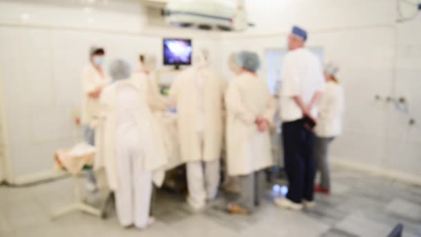 Monitoraggio in sala operatoria con chirurghi — Video Stock