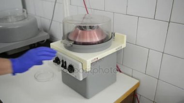Bir santrifüj tüpleri laboratuvarında sıvı spin