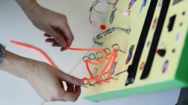 Küçük dikkatle oyun meşgul tahtası ile oğlu