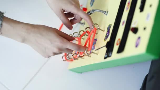 Küçük dikkatle oyun meşgul tahtası ile oğlu — Stok video