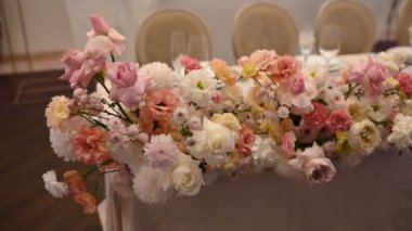 Çatal bıçakla süslenmiş ziyafet masası. Şölen salonunda düğün dekorasyonu..