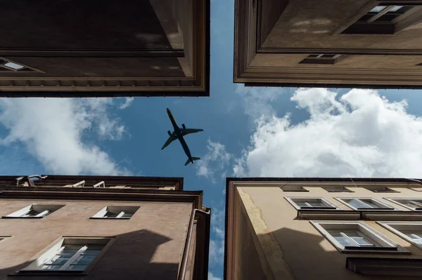 住宅の屋根の上を飛ぶ旅客機、低飛行機のハエ、輸送 — ストック写真