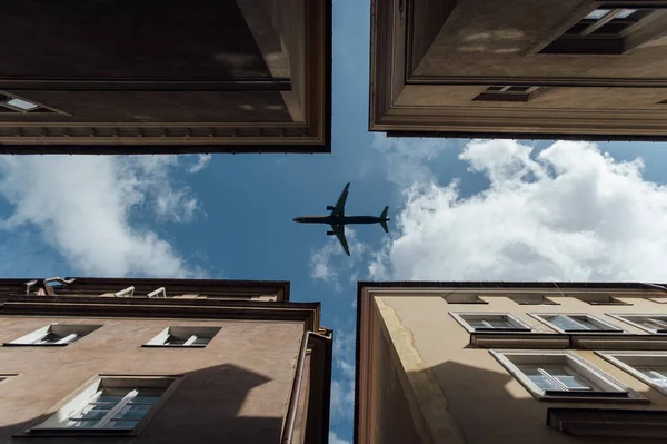 住宅の屋根の上を飛ぶ旅客機、低飛行機のハエ、輸送 — ストック写真