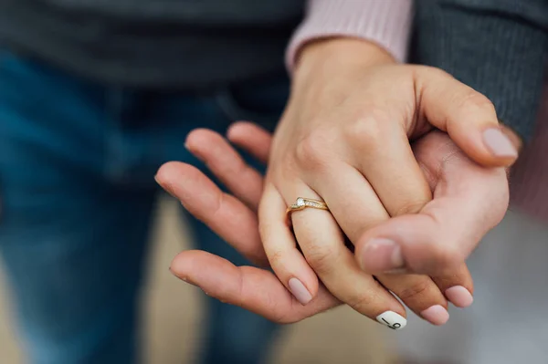 Pareja enamorada abrazada y cogida de la mano — Foto de Stock