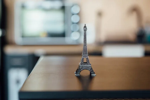Statue tour Eiffel sur table en bois avec fond flou — Photo