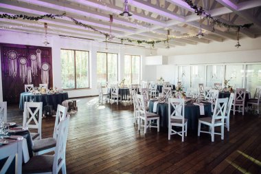 Bardaklar, çiçekler, çatal, bıçak restoranda servis ediliyor.,