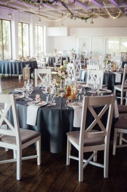 Bardaklar, çiçekler, çatal, bıçak restoranda servis ediliyor.,