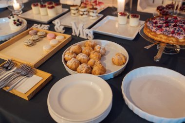 Çikolata. Parti için farklı tatlılar ile tablo