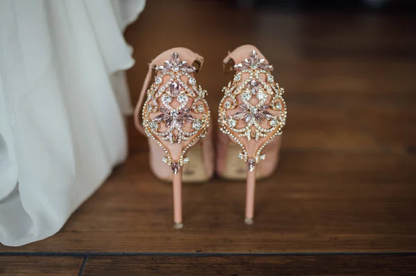 Esküvői koncepció. A menyasszony cipője, gyönyörű ékszermintával. — Stock Fotó