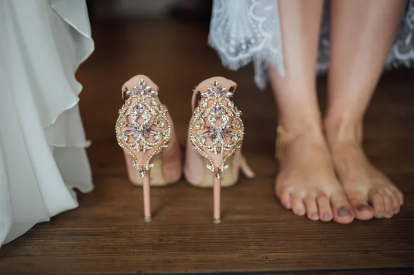 Esküvői koncepció. A menyasszony cipője, gyönyörű ékszermintával. — Stock Fotó