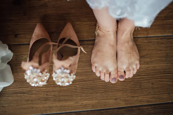Bruiloftsconcept. Schoenen van de bruid met een prachtig sieraad patroon — Stockfoto