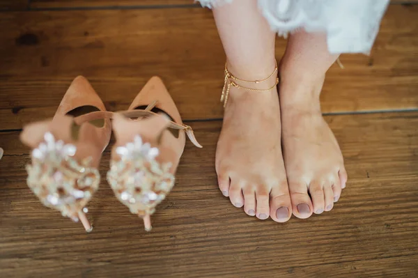 Concetto di matrimonio. Scarpe della sposa con un bel modello di gioielli — Foto Stock