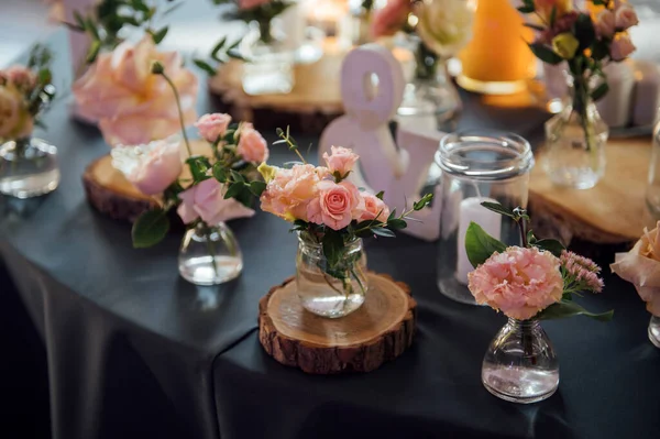 Dekorationer av trä och vilda blommor serveras på det festliga bordet — Stockfoto