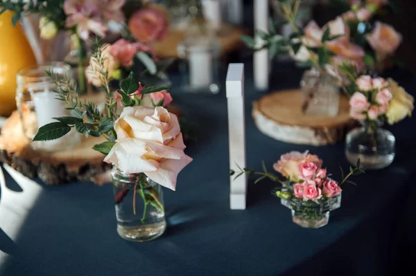 Dekorationer av trä och vilda blommor serveras på det festliga bordet — Stockfoto