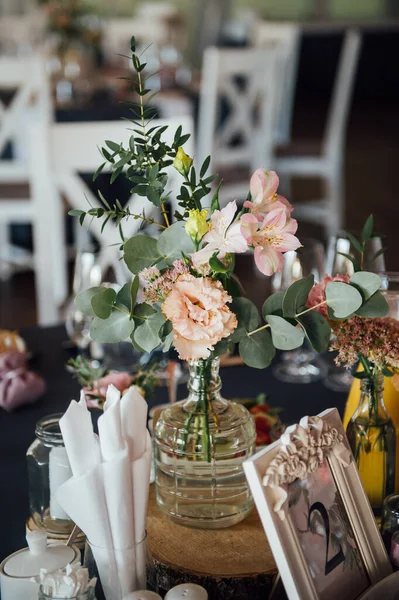 Decoraciones de madera y flores silvestres servidas en la mesa festiva —  Fotos de Stock