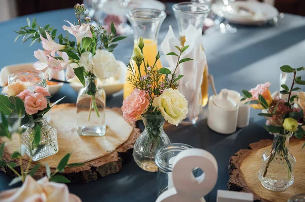 Décorations en bois et fleurs sauvages servies sur la table de fête — Photo