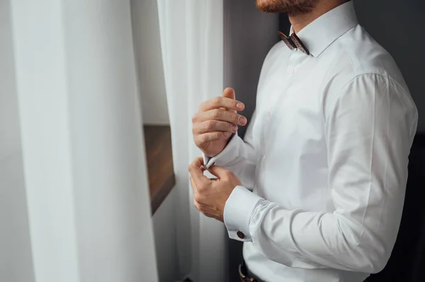 Homem botões manguito link em punhos mangas de luxo camisa branca . — Fotografia de Stock