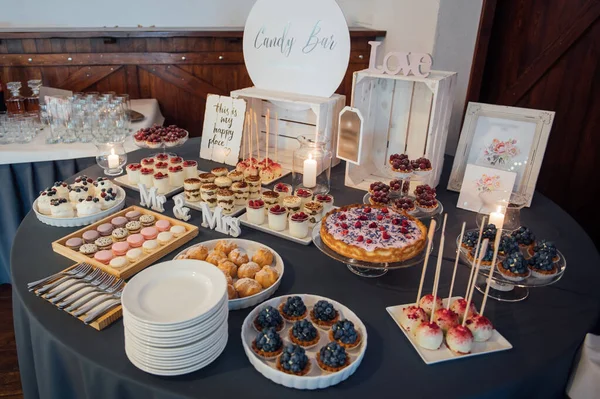 Una barretta. Tavolo con diversi dolci per la festa — Foto Stock