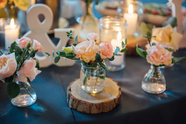 Dekorationer av trä och vilda blommor serveras på det festliga bordet — Stockfoto