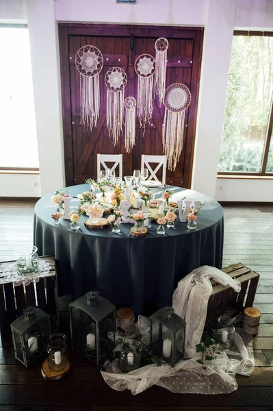 Украшение свадебного стола свечами в прозрачных вазах — стоковое фото
