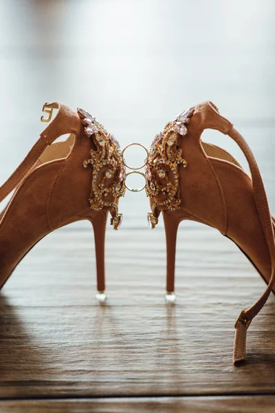 Jegygyűrűk a menyasszony cipőjén. Esküvő. Dekoráció. Menyasszonyi cipő. — Stock Fotó