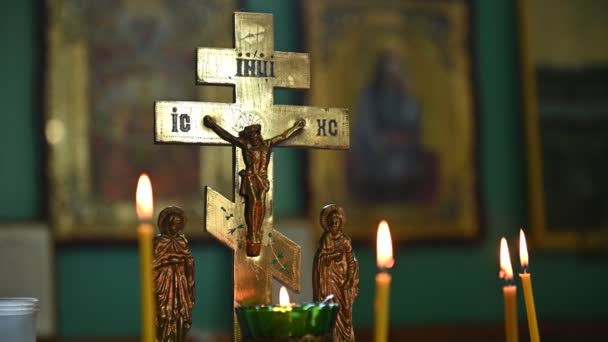 Brinnande ljus på en ljusstake på den tomma ortodoxa kyrkan — Stockvideo