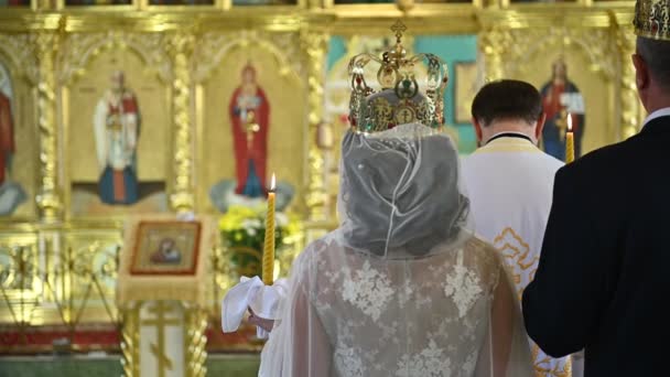 Pár a kněz na svatebním obřadu v kostele — Stock video