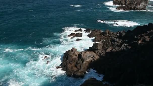 Een krachtige storm in de Atlantische Oceaan in een baai aan de kust van Tenerife. beeldmateriaal met stabilisatie — Stockvideo