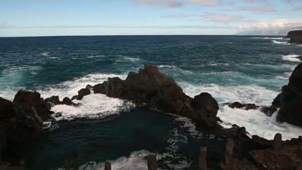 Una poderosa tormenta en el Océano Atlántico en una bahía en la costa de Tenerife. metraje con estabilización — Vídeo de stock