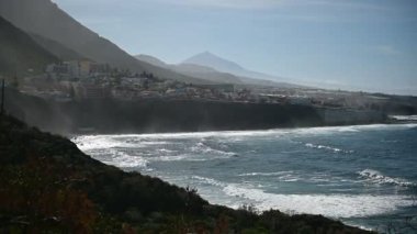 Teide yanardağının güzel manzarası. Tenerife adasındaki Atlantik Okyanusu 'nun Rocky plajı
