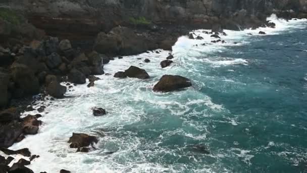 Een krachtige storm in de Atlantische Oceaan in een baai aan de kust van Tenerife. beeldmateriaal met stabilisatie — Stockvideo