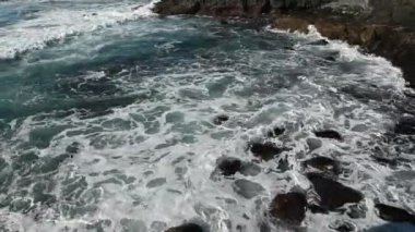 Tenerife Adası, Kanarya Adaları, Atlantik Okyanusu, İspanya kıyılarında dalgalar kopuyor.